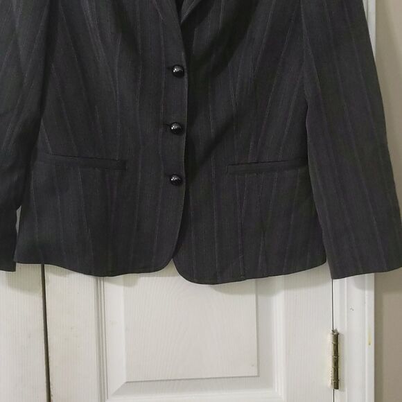 Grace Element gray pinstriped blazer
Sz 10
NWOT - Picture 2 of 6